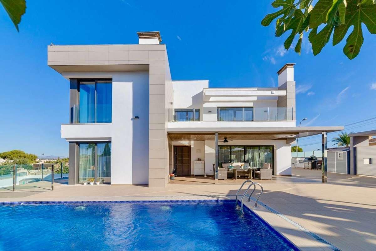 3 bedroom Villa for sale in Torrevieja - € 1,275,000 (Ref: 9834390)