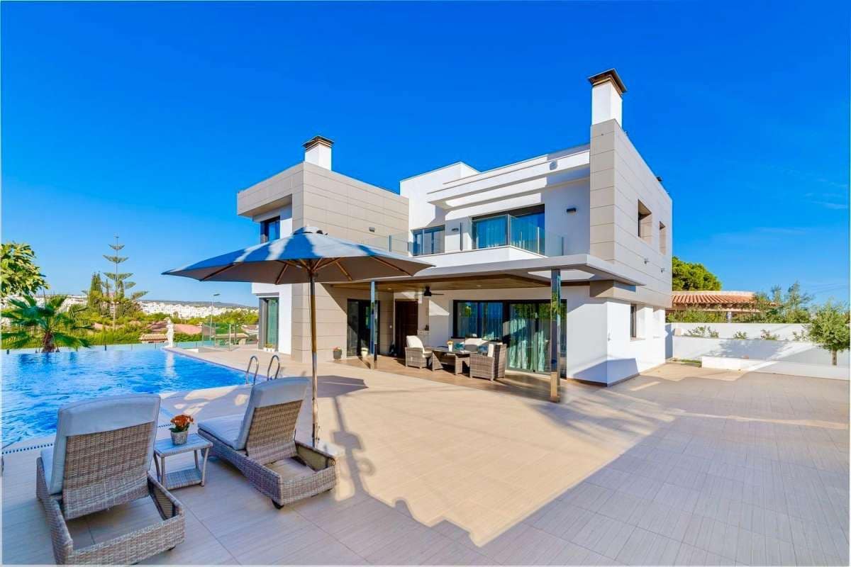 3 bedroom Villa for sale in Torrevieja - € 1,275,000 (Ref: 9834390)
