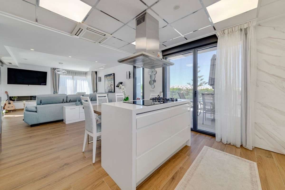 3 bedroom Villa for sale in Torrevieja - € 1,275,000 (Ref: 9834390)