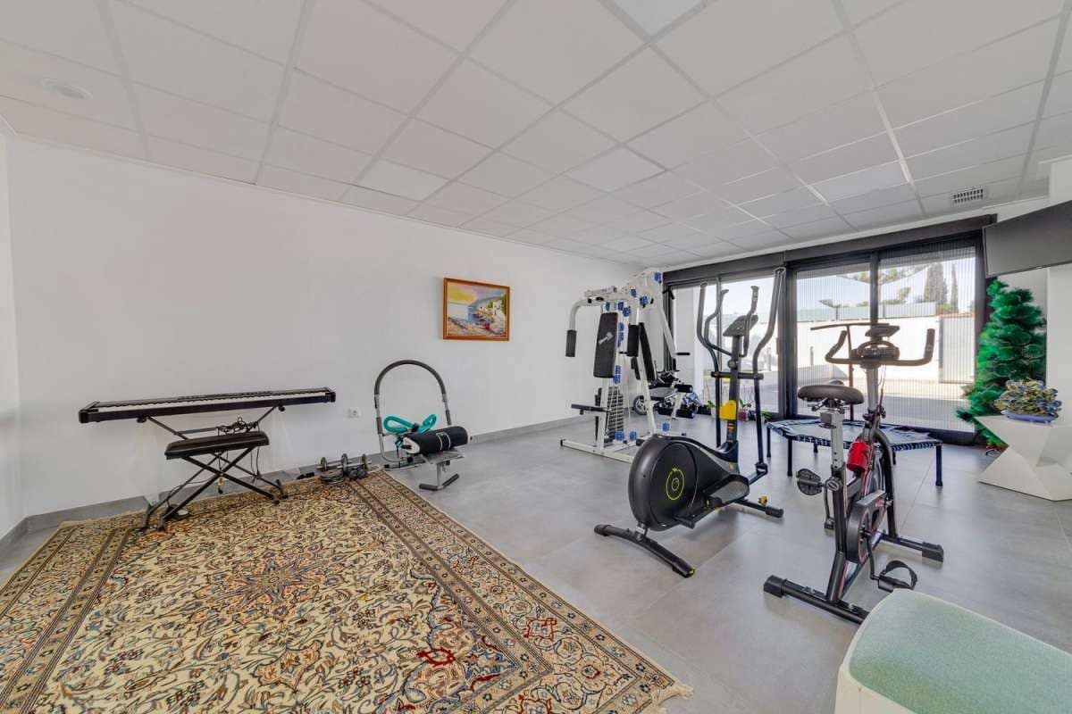 3 bedroom Villa for sale in Torrevieja - € 1,275,000 (Ref: 9834390)
