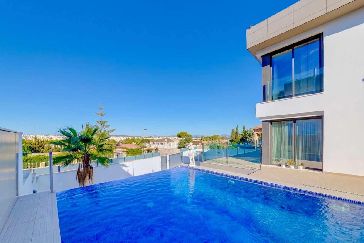 3 bedroom Villa for sale in Torrevieja - € 1,275,000 (Ref: 9834390)