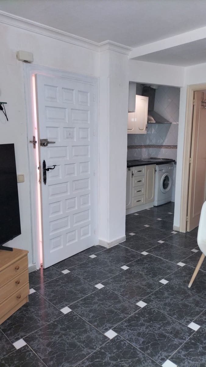 Apartamento de 2 habitaciones en Torrevieja en venta con piscina - 130.000 € (Ref: 9834392)