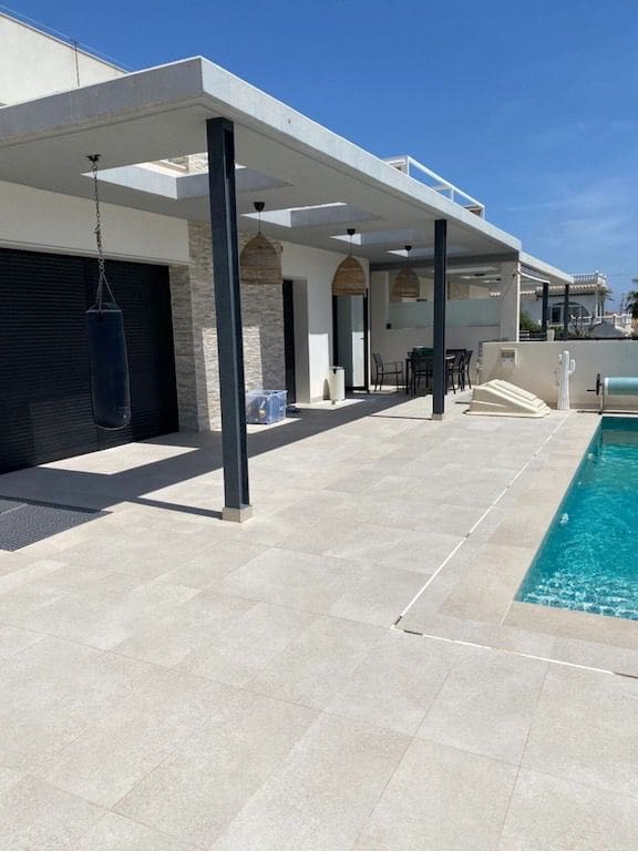 5 sypialnia Willa na sprzedaż w Los Balcones z basenem garażem - 999 999 € (Ref: 9834405)
