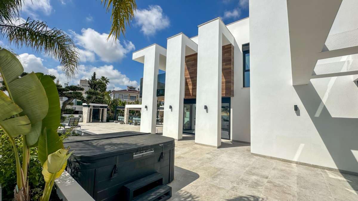 4 bedroom Villa for sale in Orihuela Costa - € 2,950,000 (Ref: 9834447)