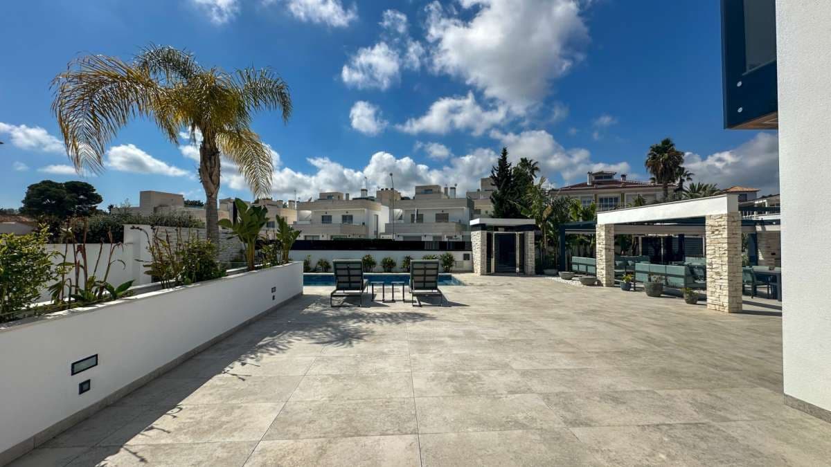 4 bedroom Villa for sale in Orihuela Costa - € 2,950,000 (Ref: 9834447)
