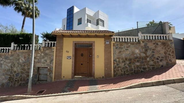 4 slaapkamer Villa te koop in Torrevieja - € 490.000 (Ref: 9834453)
