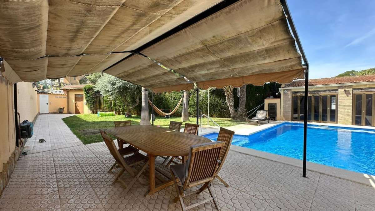 4 Zimmer Villa zu verkaufen in Torrevieja - 490.000 € (Ref: 9834453)