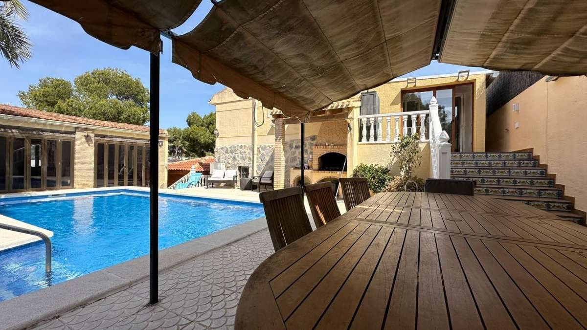 4 Zimmer Villa zu verkaufen in Torrevieja - 490.000 € (Ref: 9834453)