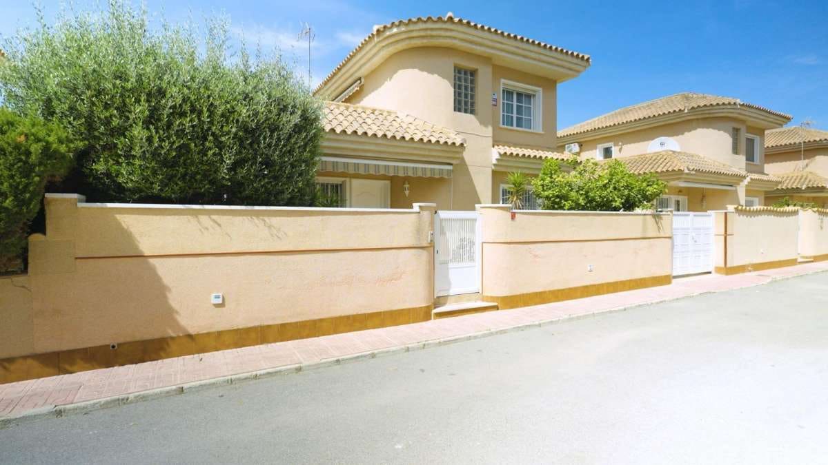 3 sovrum Villa till salu i Torrevieja - 325 000 € (Ref: 9834473)
