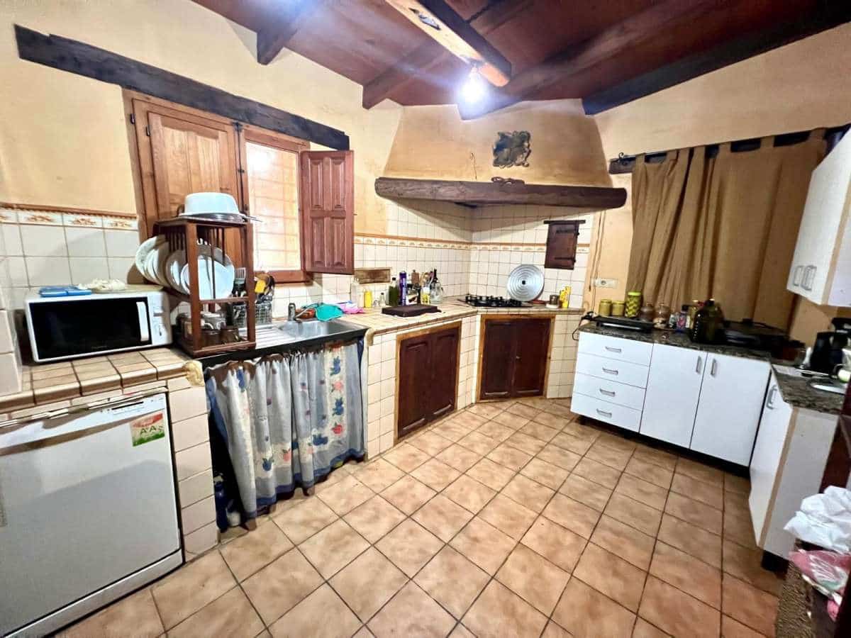 4 bedroom Finca/Country House for sale in Pinoso - € 176,995 (Ref: 9834482)