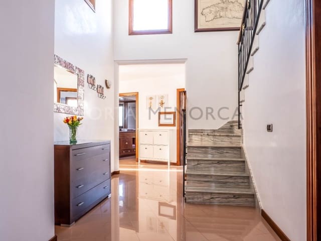 4 makuuhuone Huvila myytävänä paikassa Cala Blanca, Ciutadella de Menorca mukana uima-altaan 
autotalli - 1 330 000 € (Ref: 7034060)