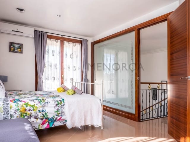 4 makuuhuone Huvila myytävänä paikassa Cala Blanca, Ciutadella de Menorca mukana uima-altaan 
autotalli - 1 330 000 € (Ref: 7034060)