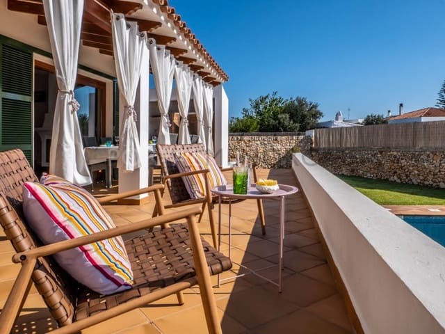 4 makuuhuone Huvila myytävänä paikassa Cala Blanca, Ciutadella de Menorca mukana uima-altaan 
autotalli - 1 330 000 € (Ref: 7034060)