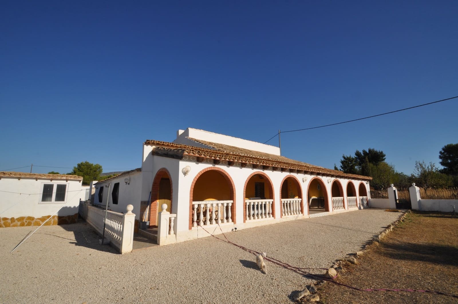 8 soveværelse Finca/Landehus til salg i Pinoso med swimmingpool garage - € 295.000 (Ref: 10009294)