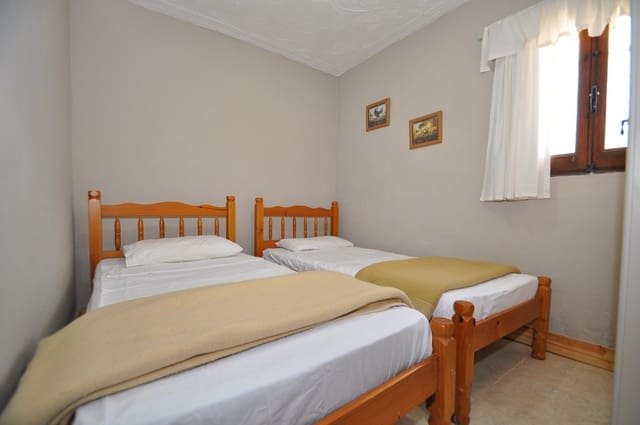 8 soveværelse Finca/Landehus til salg i Pinoso med swimmingpool garage - € 295.000 (Ref: 10009294)