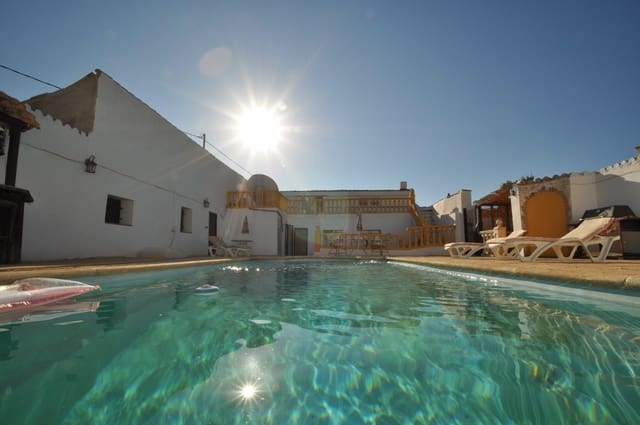 8 soveværelse Finca/Landehus til salg i Pinoso med swimmingpool garage - € 295.000 (Ref: 10009294)