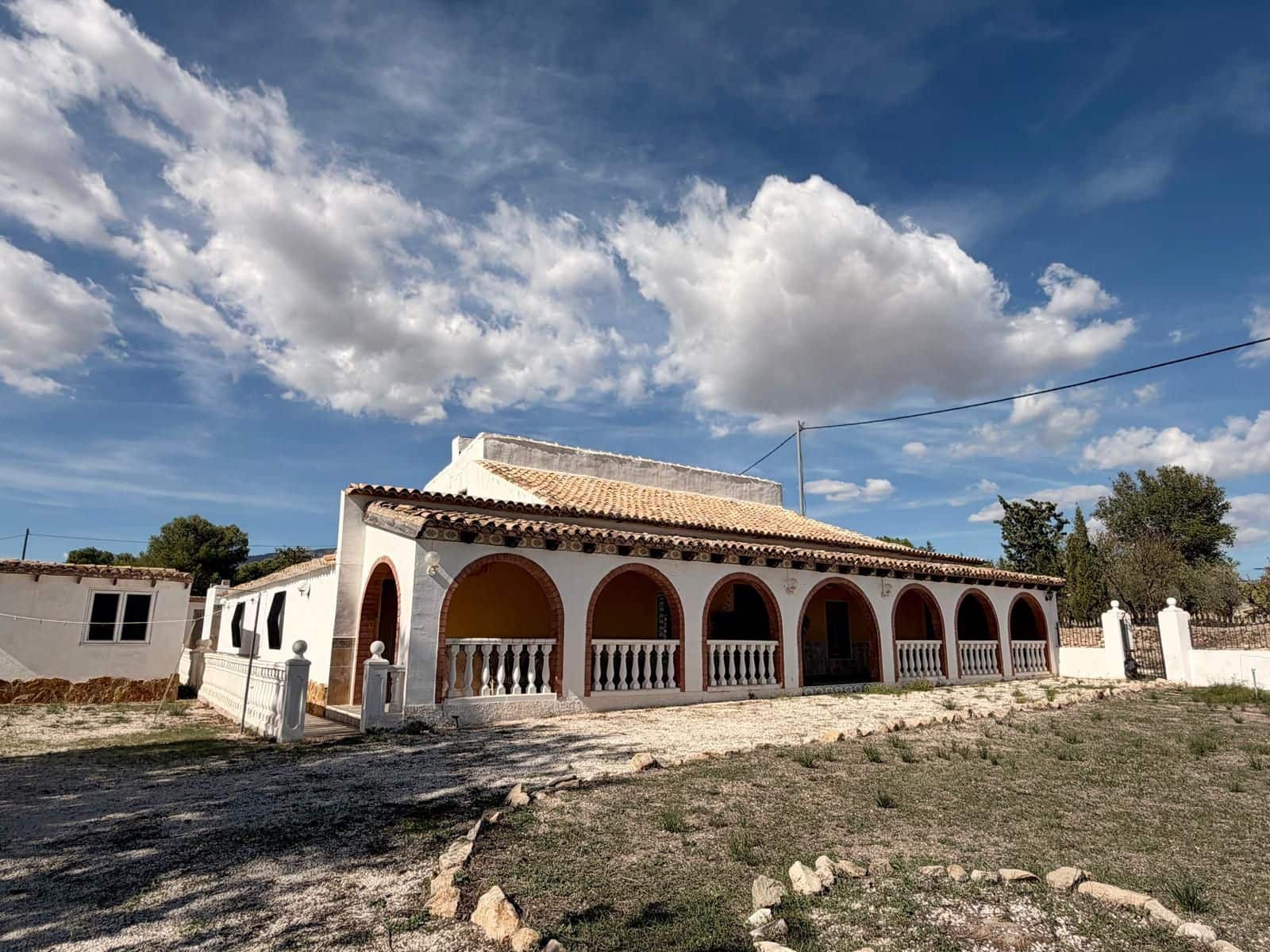 8 soveværelse Finca/Landehus til salg i Pinoso med swimmingpool - € 295.000 (Ref: 10009294)