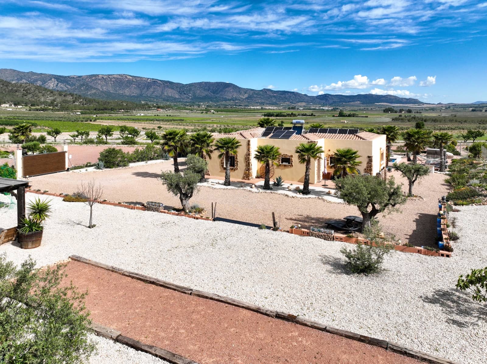 Chalet de 4 habitaciones en Salinas en venta con piscina garaje - 449.995 € (Ref: 10072801)