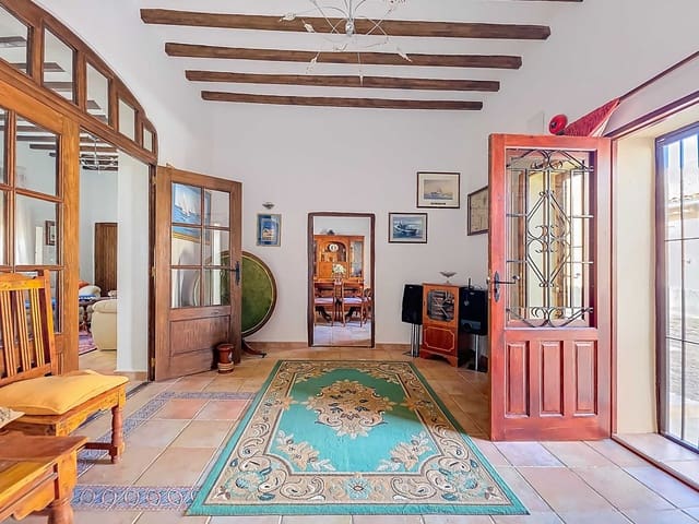 6 soveværelse Villa til salg i Pinoso med swimmingpool garage - € 345.000 (Ref: 10072825)