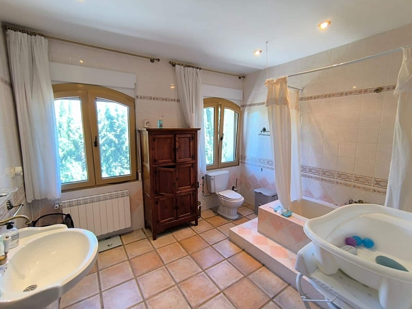 6 bedroom Villa for sale in Yecla with pool garage - € 550,000 (Ref: 10104275)