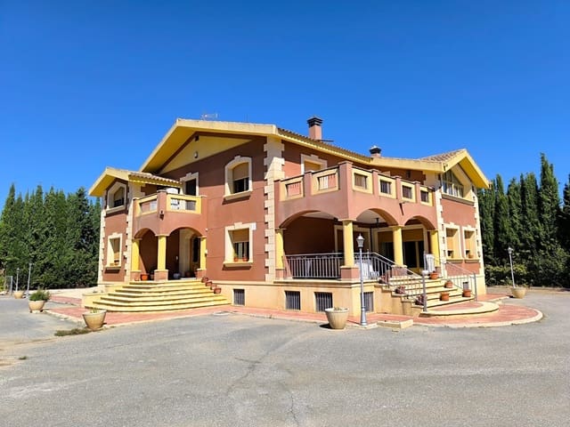 6 bedroom Villa for sale in Yecla with pool garage - € 550,000 (Ref: 10104275)