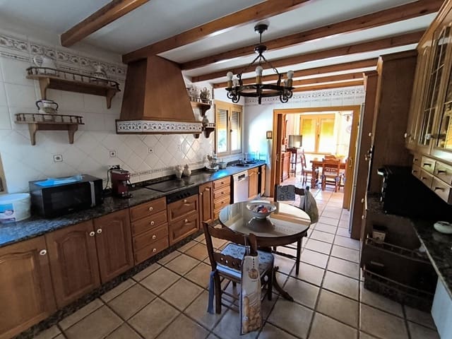 6 bedroom Villa for sale in Yecla with pool garage - € 550,000 (Ref: 10104275)