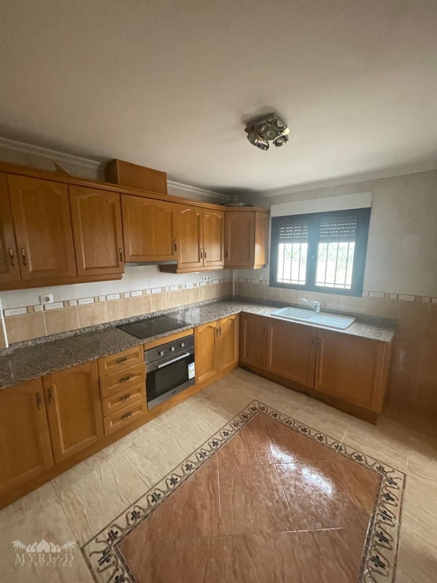 3 makuuhuone Huvila myytävänä paikassa Pinoso mukana uima-altaan - 370 000 € (Ref: 10133714)