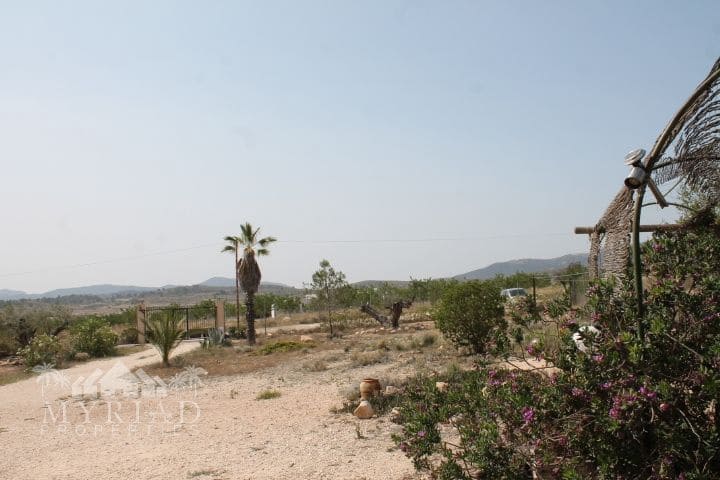 4 soveværelse Finca/Landehus til salg i Pinoso med swimmingpool garage - € 324.000 (Ref: 10133739)