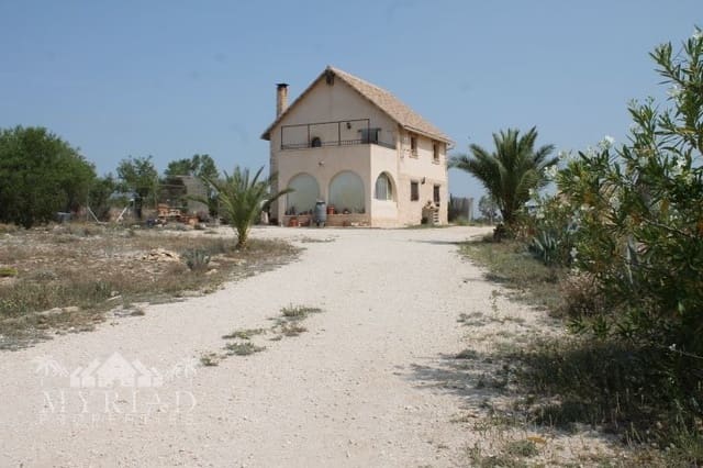 4 soveværelse Finca/Landehus til salg i Pinoso med swimmingpool garage - € 324.000 (Ref: 10133739)