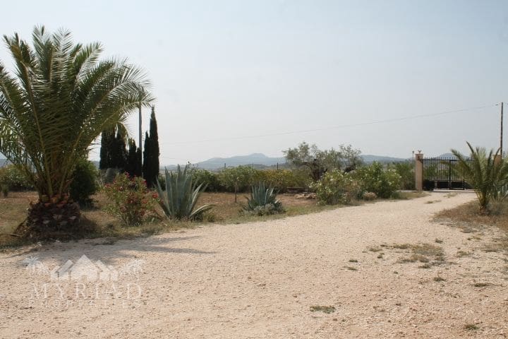 4 soveværelse Finca/Landehus til salg i Pinoso med swimmingpool garage - € 324.000 (Ref: 10133739)