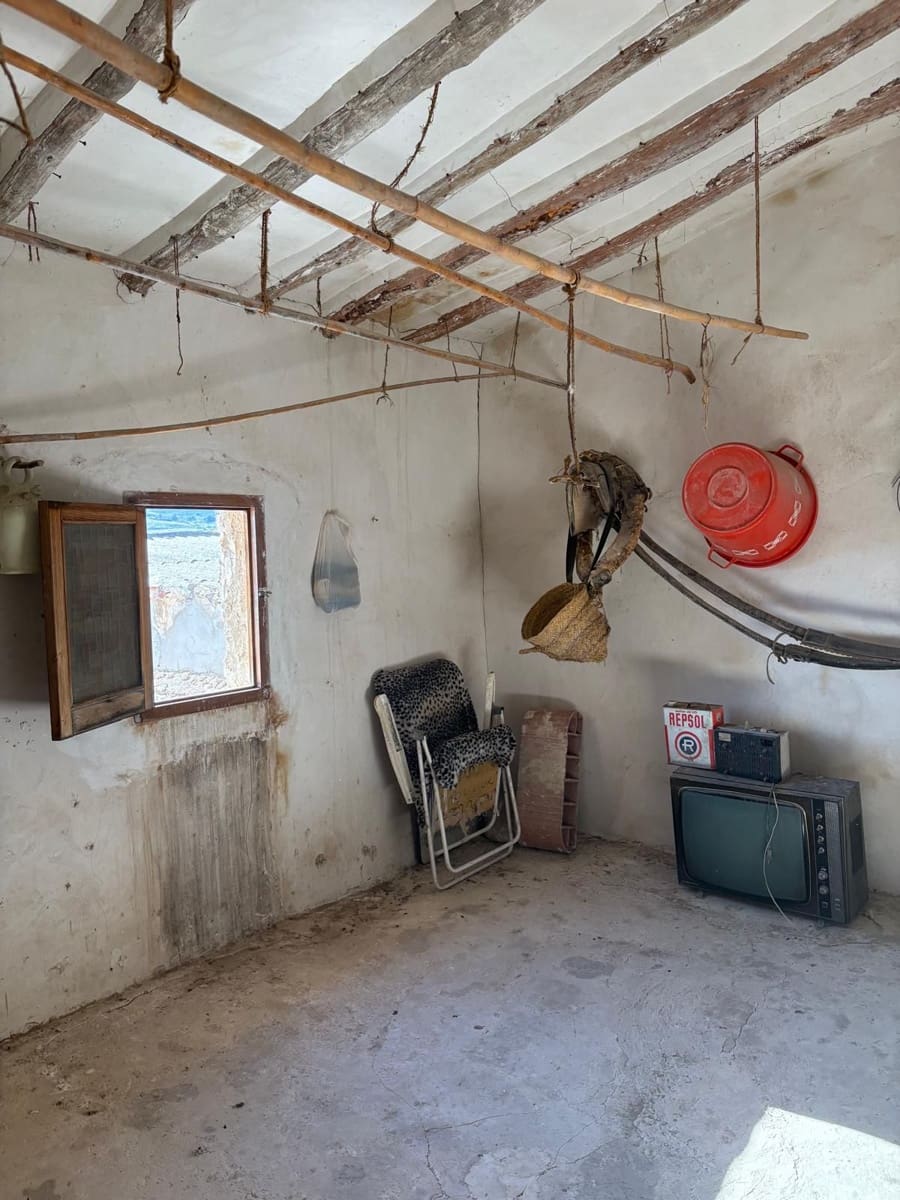 6 bedroom Finca/Country House for sale in Jumilla with pool garage - € 95,000 (Ref: 10133741)