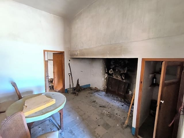 3 makuuhuone Maalaistalo myytävänä paikassa Yecla mukana 
autotalli - 31 900 € (Ref: 10133806)