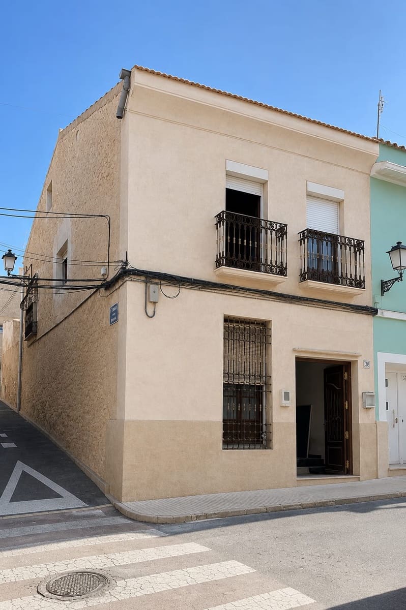 Casa de 4 habitaciones en Pinoso en venta - 250.000 € (Ref: 10141399)