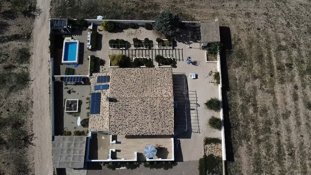 4 soveværelse Finca/Landehus til salg i Caudete med swimmingpool garage - € 375.000 (Ref: 10162214)