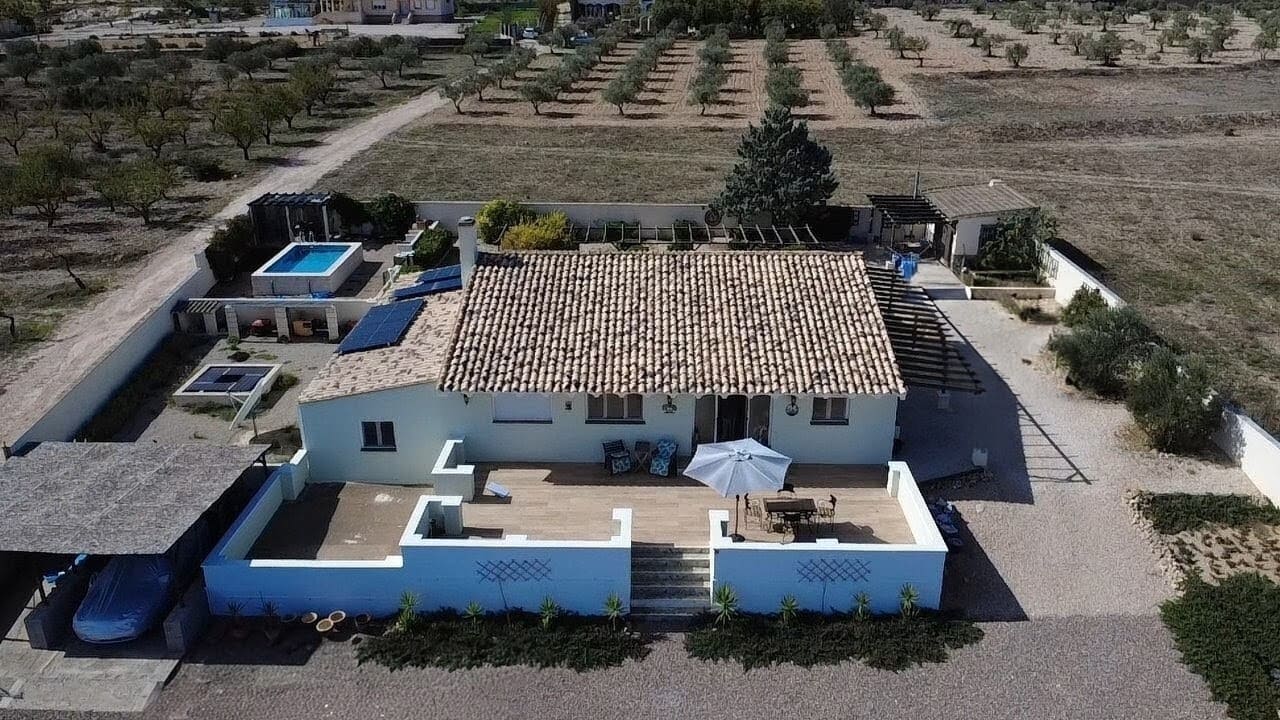 4 soveværelse Finca/Landehus til salg i Caudete med swimmingpool garage - € 375.000 (Ref: 10162214)