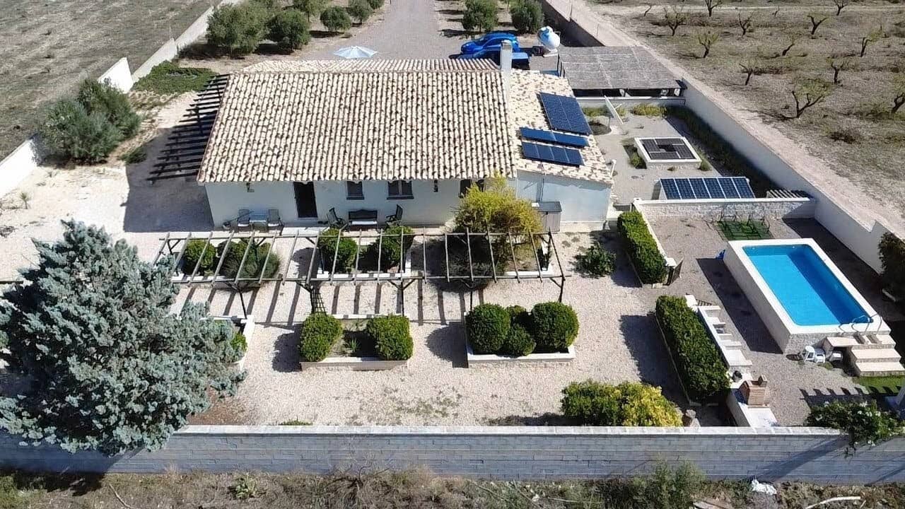 4 soveværelse Finca/Landehus til salg i Caudete med swimmingpool garage - € 375.000 (Ref: 10162214)