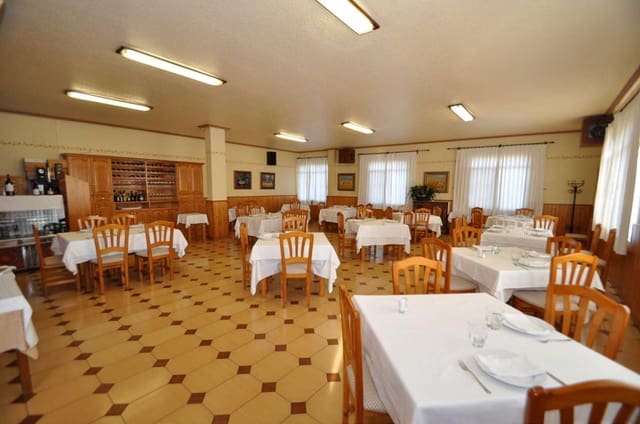 Kommersiell til salgs i Monóvar / Monóver med garasje - € 315 000 (Ref: 3174335)
