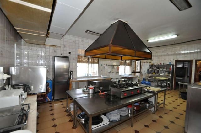 Commercieel te koop in Monóvar / Monóver met garage - € 315.000 (Ref: 3174335)