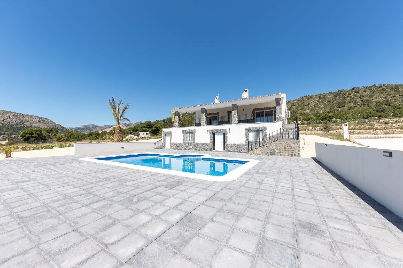 5 bedroom Villa for sale in La Romana with pool - € 404,995 (Ref: 8402584)
