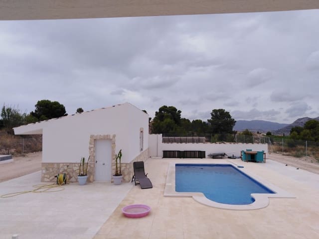 5 bedroom Villa for sale in La Romana with pool - € 404,995 (Ref: 8402585)