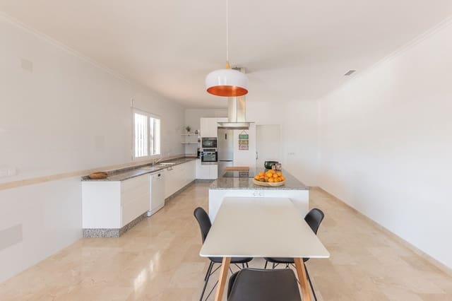 5 slaapkamer Villa te koop in La Romana met zwembad - € 404.995 (Ref: 8402586)