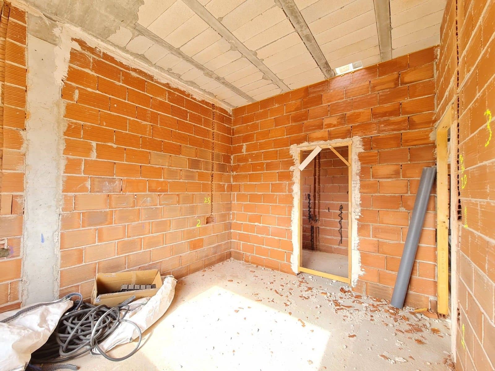 3 Zimmer Villa zu verkaufen in Pinoso mit Pool Garage - 365.000 € (Ref: 8575295)