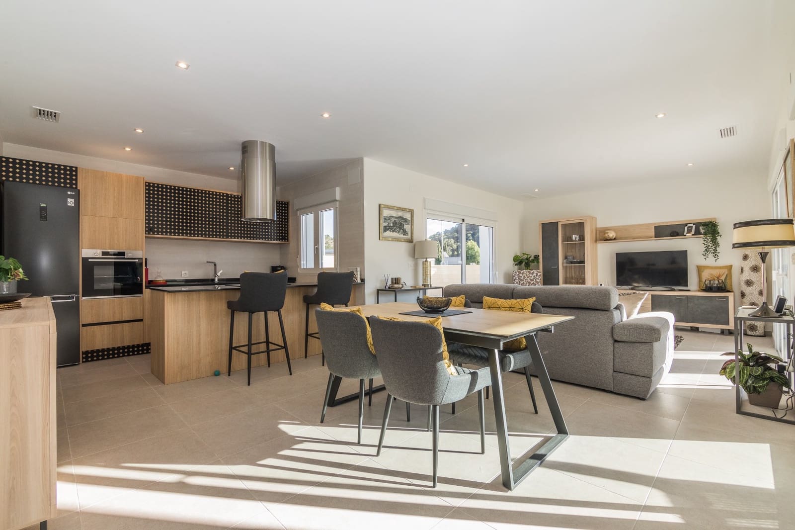 3 bedroom Villa for sale in Pinoso with pool - € 250,000 (Ref: 8620744)