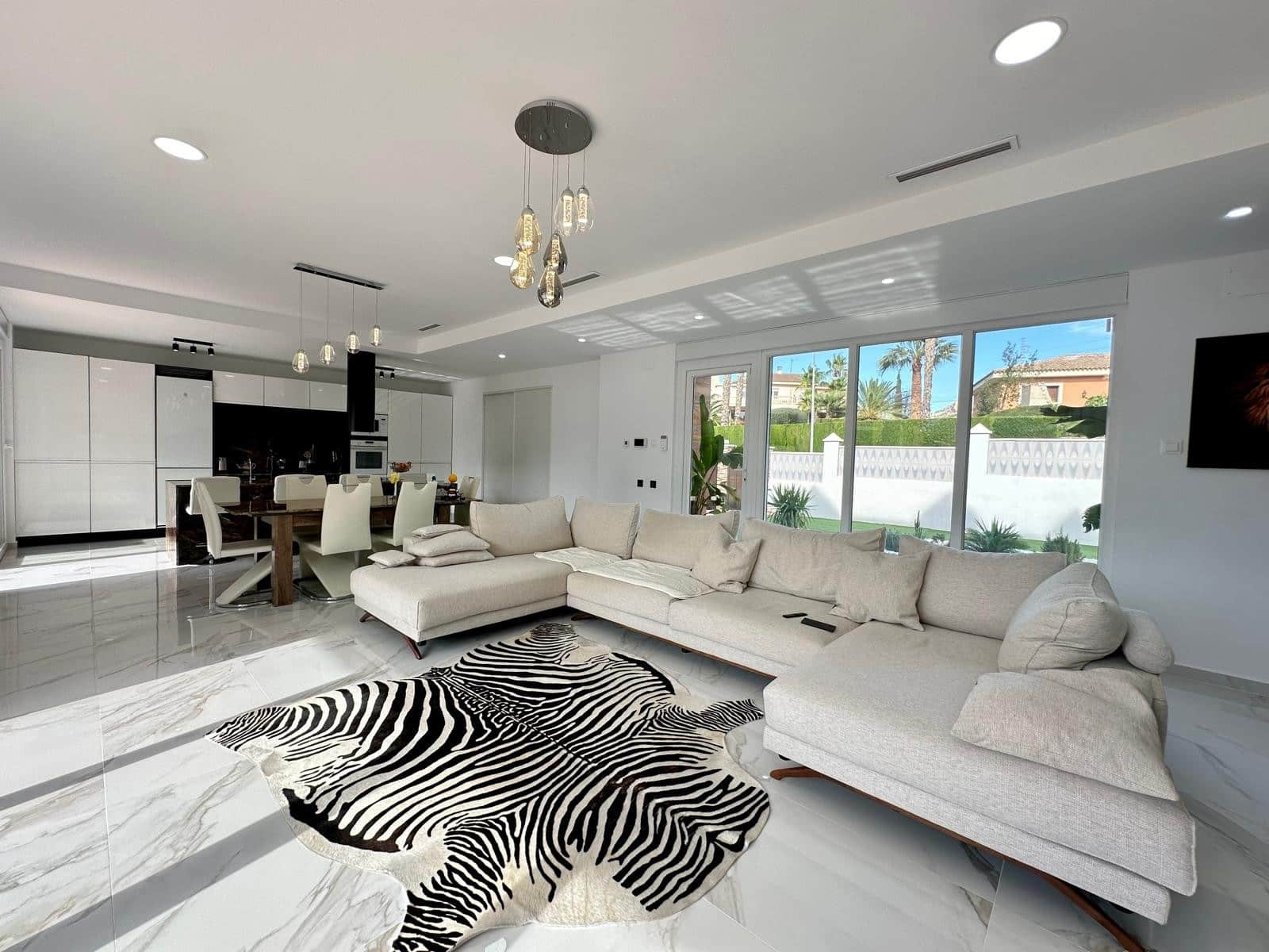 5 bedroom Villa for sale in Petrel / Petrer with pool - € 849,995 (Ref: 8620762)