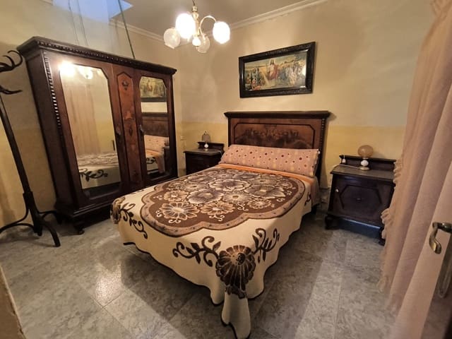 6 bedroom Townhouse for sale in Yecla with garage - € 120,000 (Ref: 8851280)