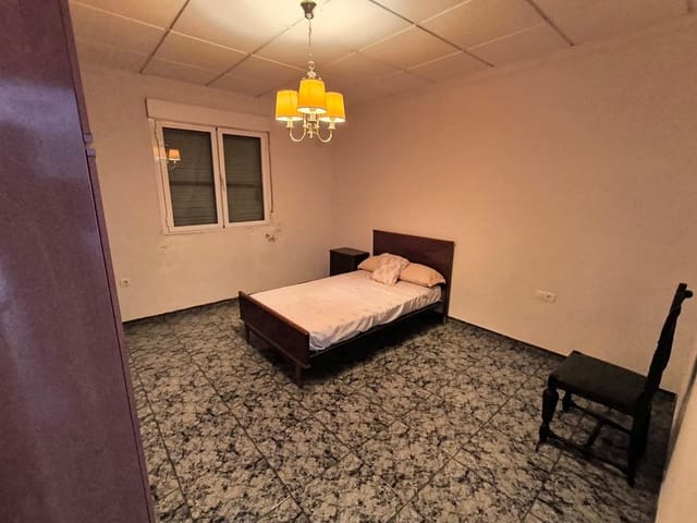 6 bedroom Townhouse for sale in Yecla with garage - € 120,000 (Ref: 8851280)