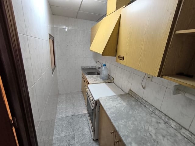 6 bedroom Townhouse for sale in Yecla with garage - € 120,000 (Ref: 8851280)