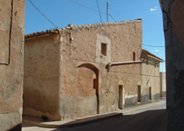 Casa de 4 habitaciones en Pinoso en venta - 56.800 € (Ref: 8886890)