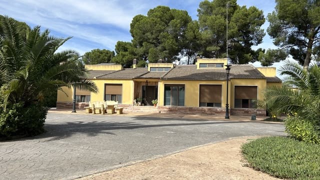 4 slaapkamer Villa te koop in Yecla - € 750.000 (Ref: 8935892)