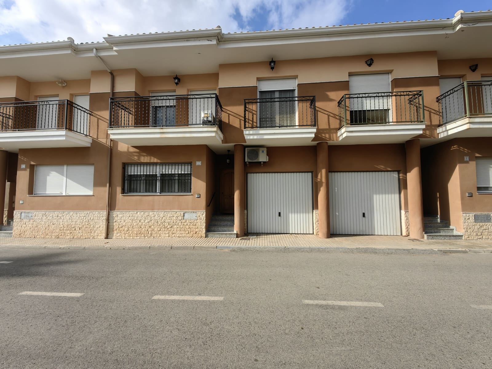 4 bedroom Townhouse for sale in Pinoso - € 159,900 (Ref: 8935902)